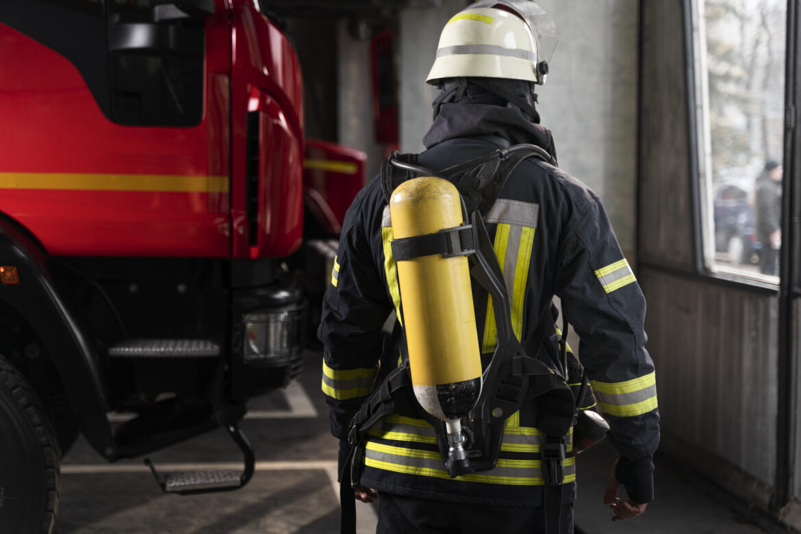 pompier-station-costume-casque-securite